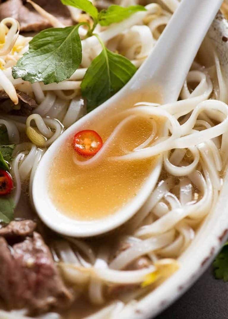 Vietnamesische Pho Suppe mit Rindfleisch &amp; Nudeln | Essen Rezept