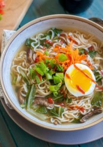 Ramen Suppe mit Ei, Schweinebauch, Karotten, Pilzen und Nudeln