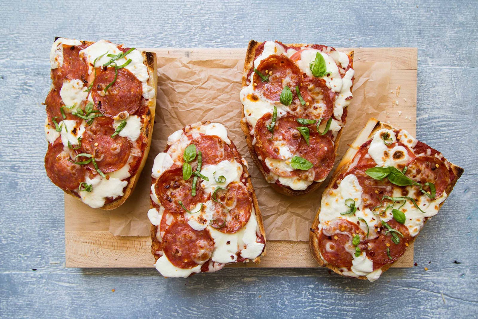 Pizzabrot mit Schinken und Paprika