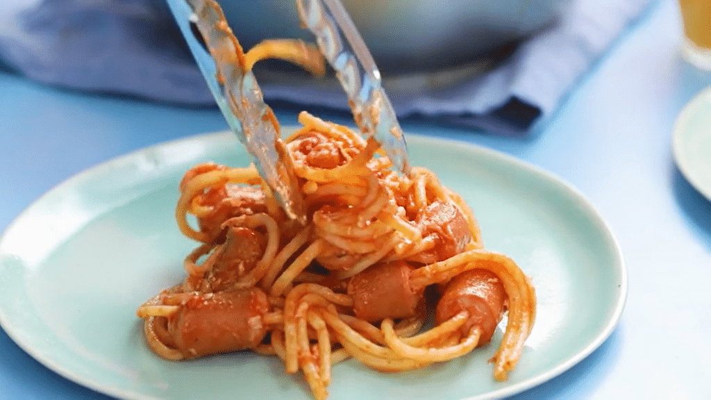Spaghetti mit Würstchen und Tomatensoße