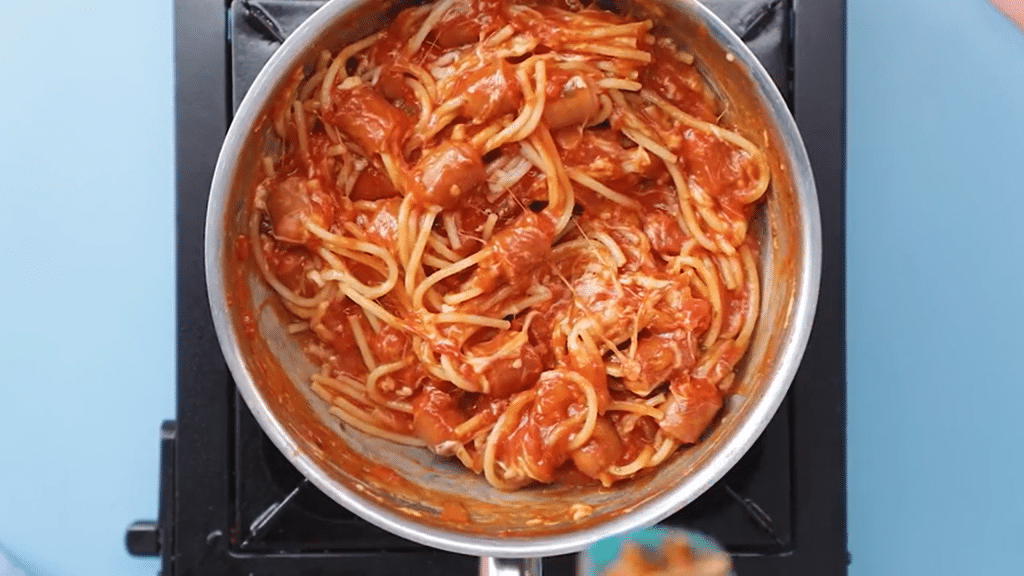 Spaghetti mit Würstchen und Tomatensoße Rezept