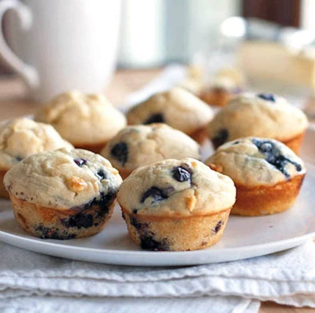 Muffins mit weißer Schokolade und Blaubeeren