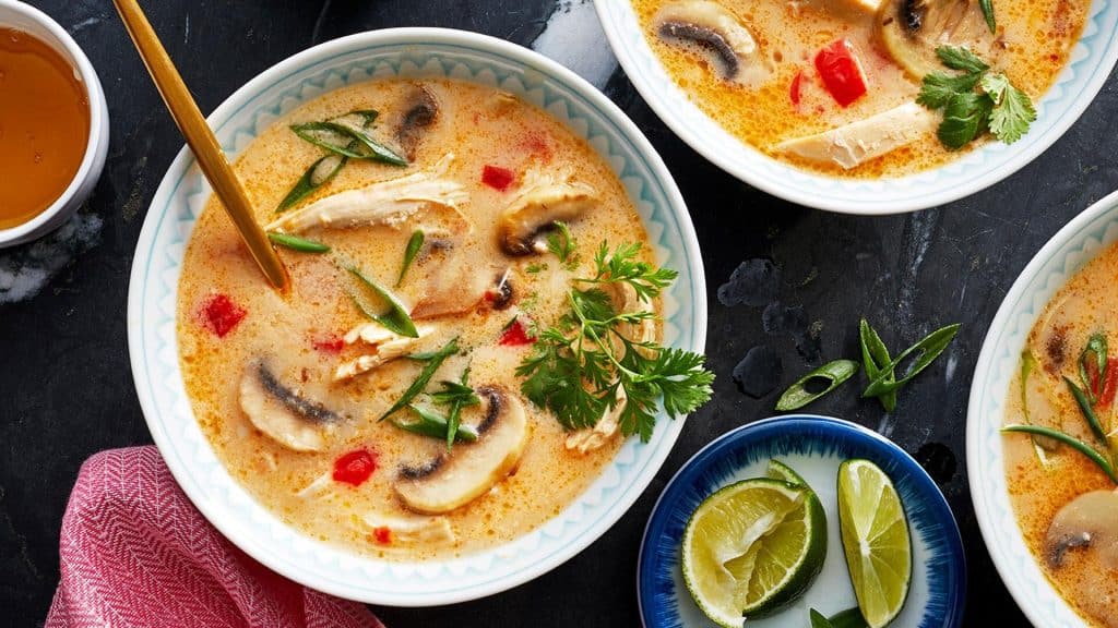 Pikante Thai Suppe mit Kokos und Hähnchen