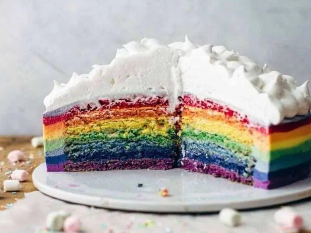 Zauberhafter Regenbogenkuchen: Farbenfrohes Rezept zum Verlieben